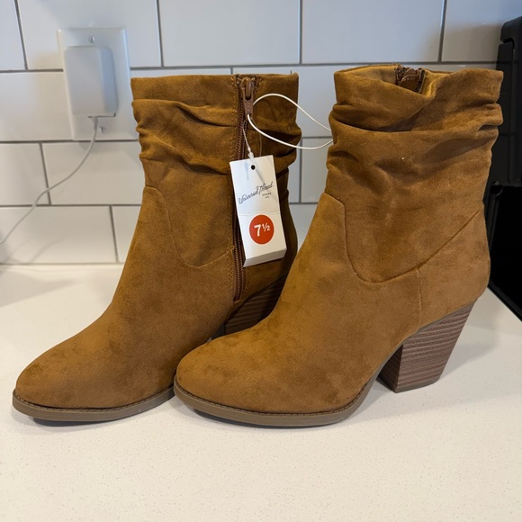 Universal Thread Shoes - Universal Thread Ankle Boots – Size 7.5 – NWT – Tan Suede